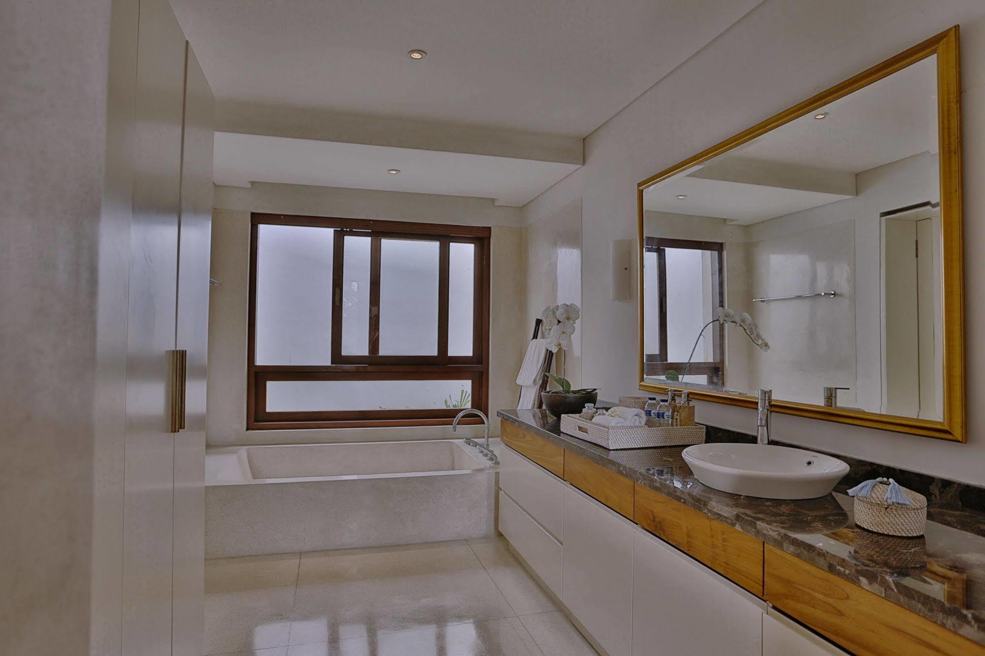 Villa Nikara Kuta  Luaran gambar